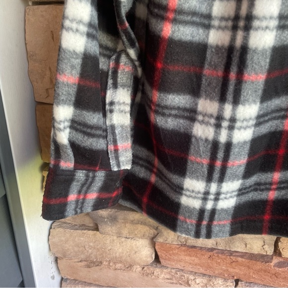Renew black white red plaid full zip shacket Like new Me. Medium Like New - Picture 9 of 13